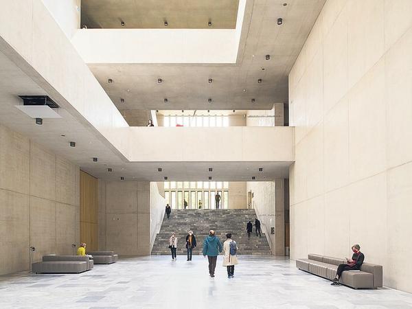 Das MoMA lässt grüßen. Die große Eingangshalle ist ein Signet internationaler Museen. Bei Chipperfield scheinen die Korridore der Obergeschosse darin zu schweben.