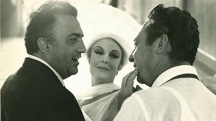 Federico Fellini (links) mit der Schauspielerin Madeleine Lebeau am Set des Films „8 ½“. 