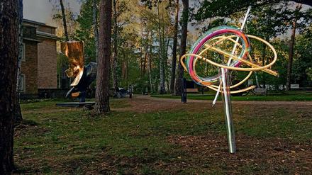Kugelblitz. „Lux Serpentinata“ nennt Susanne Rottenbacher die Serie, bei der die gebogenen Neonröhren den Bewegungen manieristischer Figuren nachempfunden sind. Ein Exemplar fand Aufstellung im Garten vom Kunsthaus Dahlem. 