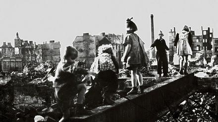 Kinder spielen in den Ruinen von Hamburg. 1945 waren nur noch 20 Prozent der Wohnungen unversehrt.