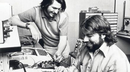 Urbilder des erfolgreichen Sonderlings. Die „Apple“-Gründer Steve Wozniak (rechts) und Steve Jobs 1976 am Computer.
