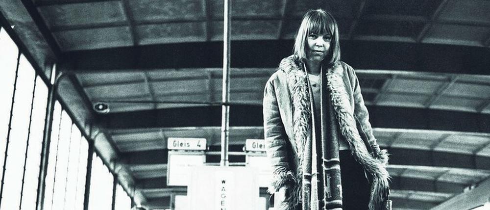 Stefan Moses porträtierte die Lyrikerin Sarah Kirsch nach ihrer Übersiedlung aus der DDR 1977 auf einem Berliner S-Bahnsteig.