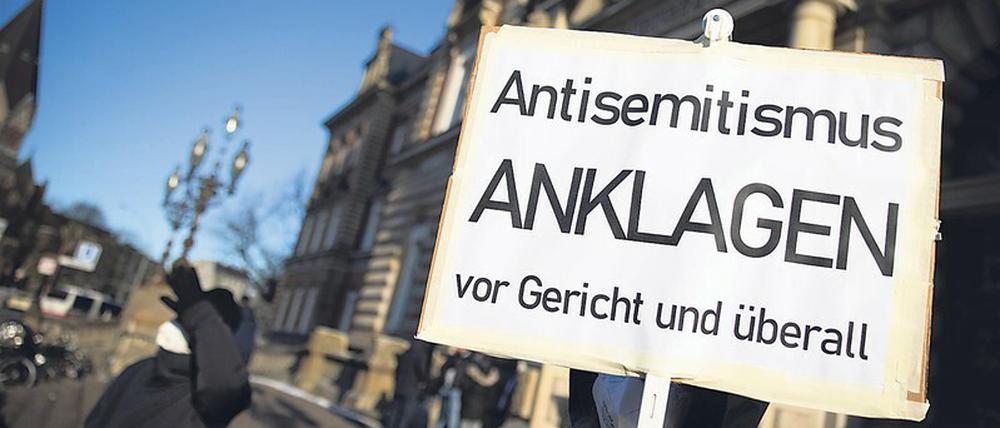 Eine Frau demonstriert in Hamburg gegen Antisemitismus.