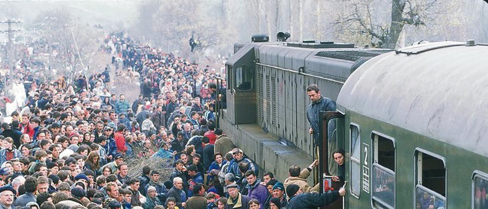 Auf der Flucht. Tausende Kosovo-Albaner verlassen im April 1999 ihre Heimat in Richtung Mazedonien. 