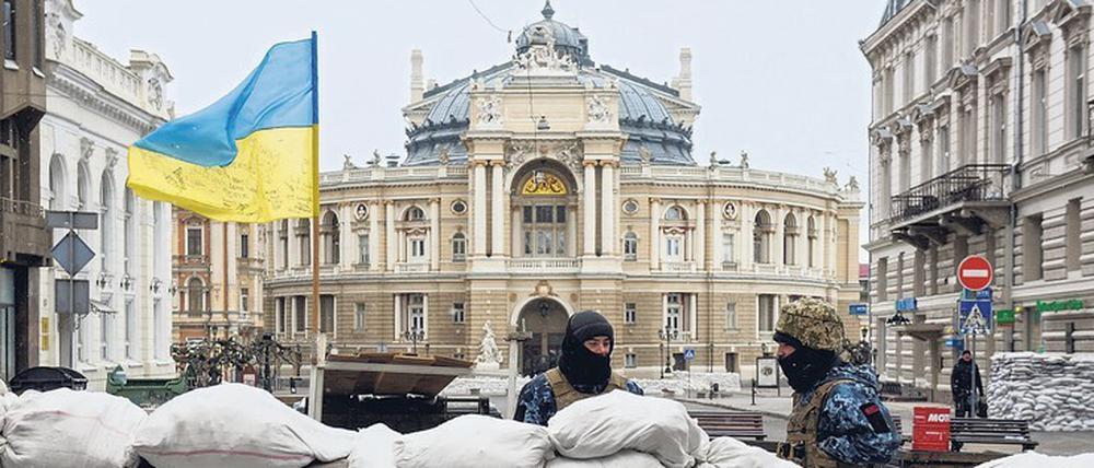 Warten auf den russischen Angriff. Das Opernhaus der alten Kulturstadt Odessa im März 2022, hinter Sandsäcken. 