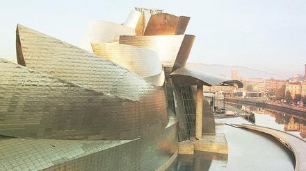 Wo einst die Schiffe mit Stahl beladen wurden. Das Bilbao Guggenheim am Ufer des Nervión. 