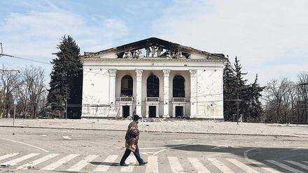 Das Akademische Dramatheater in Mariupol nach einem russischen Luftangriff.
