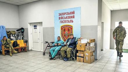 Erschöpfung und Verzweiflung. Im Militärkrankenhaus von Saporischschja im Südosten der Ukraine. 