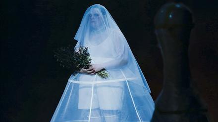 Solo am BE. Stefanie Reinsperger als Phaidra im Brautkleid. 