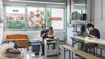 Mitmach-Kunst. Arbeit mit Lehm im Hübner-Areal mit dem indonesischen Kollektiv Jatiwangi Art Factory.