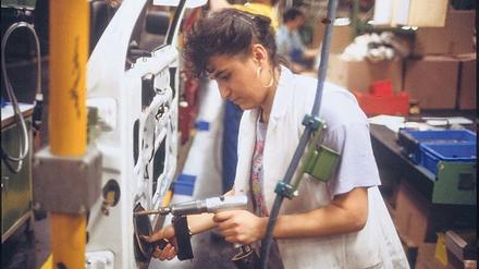 Eine Arbeiterin am Fließband bei Ford in Köln.