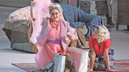 Liebling des Salzburger Publikums: Asmik Grigorian (r.), hier zusammen mit Enkelejda Shkosa Klatschtante La Frugola, covert alle drei weiblichen Hauptrollen in dieser „Trittico“-Produktion.