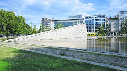 
„Sinkende Mauer“ im Invalidenpark in Berlin-Mitte.