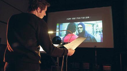 Präzisionsarbeit vor der Leinwand: Ein Sprecher in einem Filmtonstudio der Berliner Synchron in Lankwitz. 