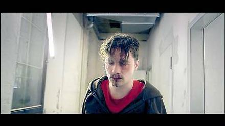 Klick-Hit. Der Schauspieler Jacob Matschenz tickt aus - in Dietrich Brüggemanns neuem Musikvideos zu Kettcars Song "Rettung". 