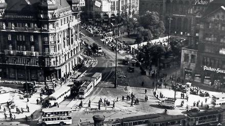 Der Potsdamer Platz 1930. Im runden Haus im Hintergrund Haus Vaterland.