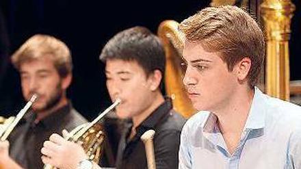 Drei Musiker der Jungen Deutschen Philharmonie.