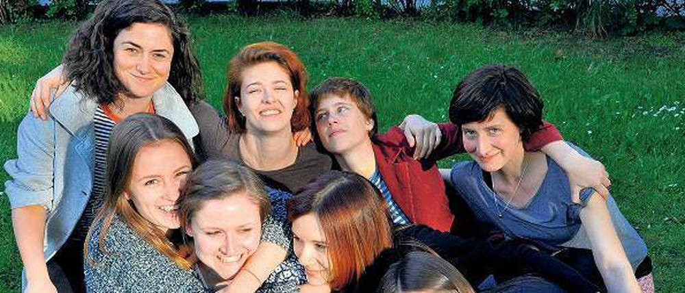 Raumgreifend. Spielleiterin Suna Gürler (oben links) und einige ihrer Schützlinge vom Jugendclub. 