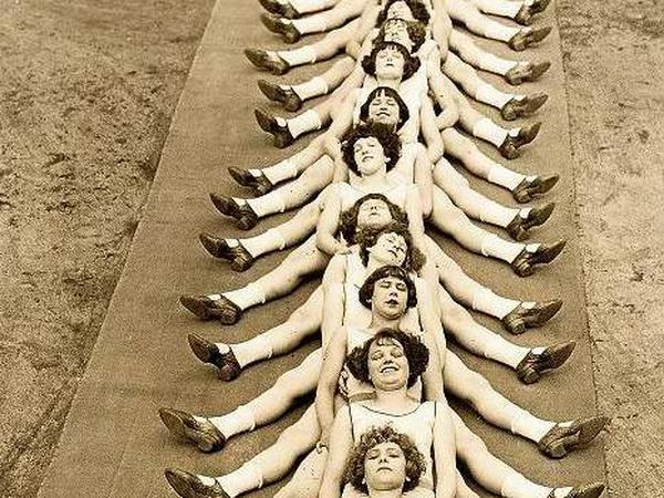 Tausendfüßler. Die Alfred Jackson Girls, 1928.