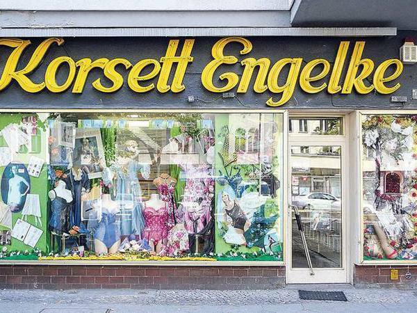 Damentrikotagen. Ob dieses Geschäft in Charlottenburg tatsächlich noch Korsetts führt?