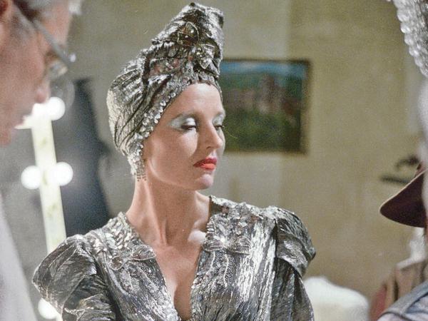  Schimmernde Rüstung. Hanna Schygulla glänzte als Lili Marleen in Fassbinders Film von 1981 in einem spektakulären Silberlamé-Kleid. Idee und Entwurf (re.) sind ein Werk von Barbara Baum