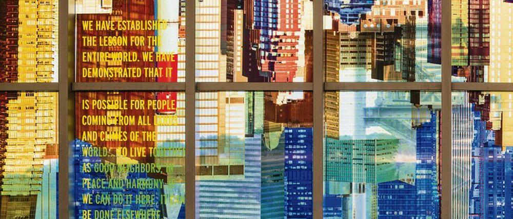 New York steht Kopf. Die von Sabine Hornig am Flughafen La Guardia gestaltete Glasfront verschränkt Skyline-Bilder.