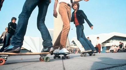 Rollbrettfahrer auf dem Alexanderplatz, irgendwann in den achtziger Jahren. Angesichts wachsender Popularität des zunächst als West-Mode geächteten Sports wurden auch in der DDR Skateboards produziert – seltsamerweise im VEB Schokoladenverarbeitung Wernigerode.