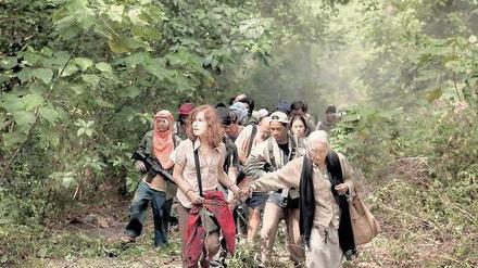Ich bin ein Star, holt mich hier raus. Isabelle Huppert (links) spielt in Brillante Mendozas „Captive“ eine Geisel, die von muslimischen Terroristen monatelang durch die philippinischen Wälder getrieben wird. 