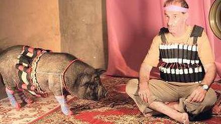 Das Schwein trügt. Sind das Selbstmordattentäter? Falsch. In Sylvain Estibans Film kann Sasson Gabay als armer Fischer und Schweinebesitzer die Israelis leider nicht von seiner Harmlosigkeit überzeugen.