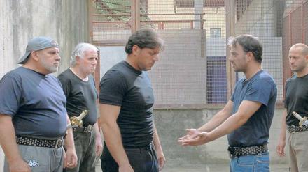 Die Häftlinge Antonio Frasca und Salvatore Striano proben eine Szene mit Marc Anton und Brutus.