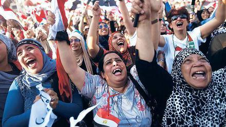 Macht der Verzweiflung. Frauen demonstrieren vor dem Präsidentenpalast in Kairo gegen Mursi und die Muslimbruderschaft. Eine Szene vom Juli dieses Jahres.