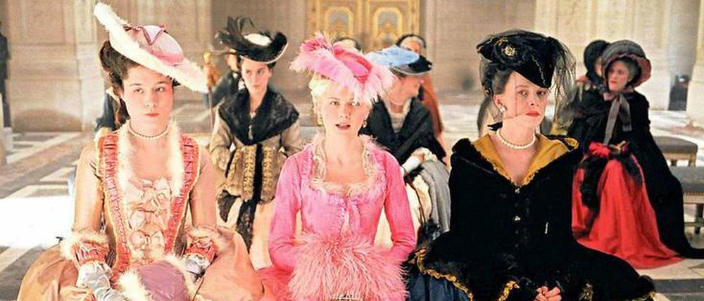 Sanft. Kirsten Dunst (M.) in stetig wechselnden pastelligen Roben: Sofia Coppolas „Marie Antoinette“ (2006) ist eine einzige Modestrecke. Canonero entwickelte aus historischen Vorbildern geschmeidige Versionen, und das Übermaß an Stoffen und Putzsucht verweist auf unsere konsumübersättigte Zeit. 
