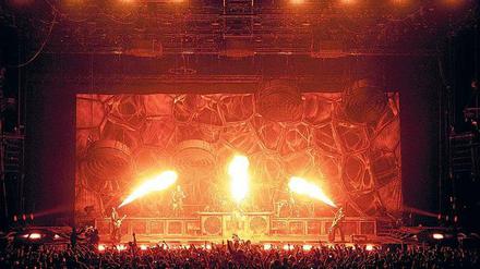 Überwältigung der Sinne. Rammstein-Konzerte sind Spektakel für Pyromanen und Fans von industrieller Maschinenmusik. Hier live in Paris 2012.
