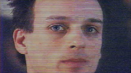 Gegenöffentlichkeit. Die Angst vor staatlicher Überwachung thematisiert Paul Garrin in seinem Video-Manifest „Reverse Big Brother“, 1990. 