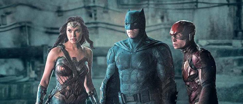 Wonder Woman (Gal Gadot), Batman (Ben Affleck) und Flash (Ezra Miller, v. li.) warten auf Superman für die letzte Schlacht. 