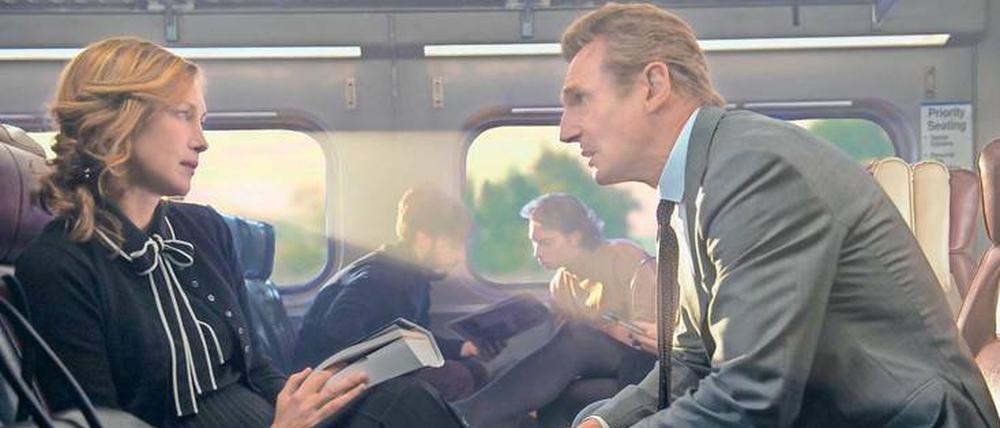 Fremde im Zug. Die mysteriöse Joanna (Vera Farmiga) macht MacCauley (Liam Neeson) ein unmoralisches Angebot. 