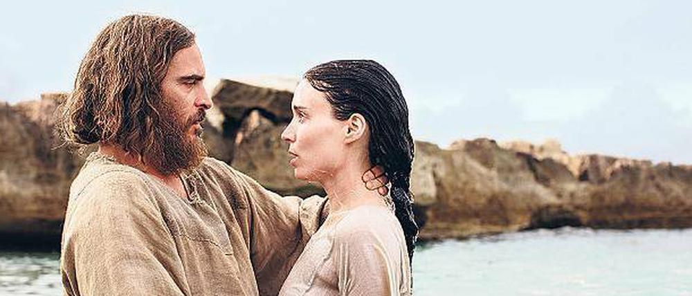 Apostelin. Maria (Rooney Mara) schließt sich Jesus ( Joaquin Phoenix) an.