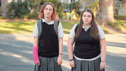 Lady Bird (Saoirse Ronan, l.) und ihre beste Freundin Julie (Beanie Feldstein) zwischen Schule, Eltern und der ersten Liebe. 