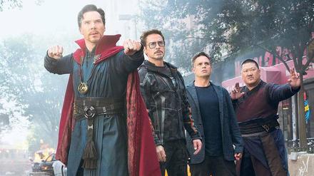 Dr. Strange (Benedict Cumberbatch), Tony Stark (Robert Downey Jr.) und Bruce Banner (Mark Ruffalo, v.li.) legen New York in Schutt und Asche.