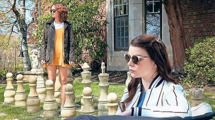 Amanda (Olivia Cooke, l.) und ihre beste Freundin Lily (Anya Taylor-Joy) planen, den Stiefvater von Lily zu töten.