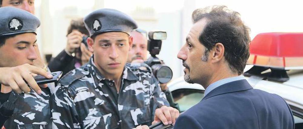 Medien und Militär. Tony (Adel Karam) instrumentalisiert den Gerichtsprozess für eine nationale Schuldfrage. 