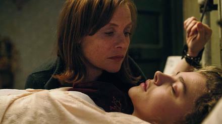 Greta (Isabelle Huppert) beobachtet Frances (Chloe Grace Moretz) im Schlaf.