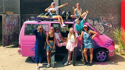 Girl Gang. Die Skate-Gruppe fährt mit ihrem Bus durchs Land.