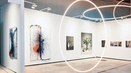 Folge dem Licht. Der niederländische Installationskünstler Henk Stallinga zeigt in der Koje der Galerie Gerhard Hofland geschwungene Leuchtröhren.