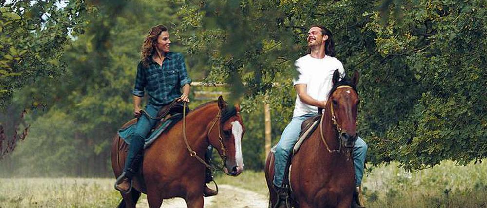Wie im Western: Franz (Sebastian Fräsdorf) und Lilly (Karin Hanczewski) betrachten ihr Land vom Rücken ihrer Pferde.
