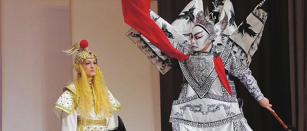 Gewöhnungssache. Die zackigen Bewegungen der Peking-Oper sind für Europäer ungewohnt.