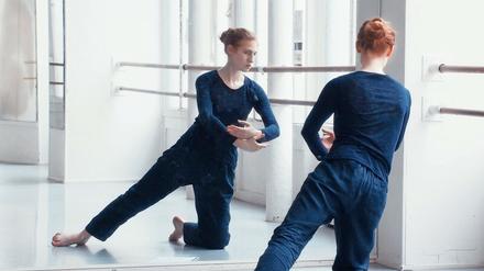 Eine junge Tänzerin (Agathe Bonitzer) spürt der Trauer in Isadora Duncans Choreografie „La mère“ nach.