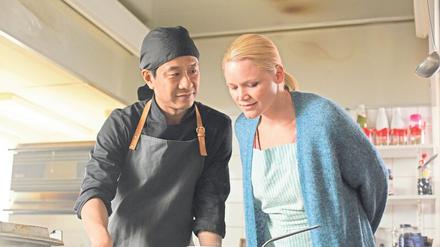 Cheng (Chu Pak Hong) zeigt Sirkka (Anna-Maija Tuokko) ein paar neue Kochrezepte.