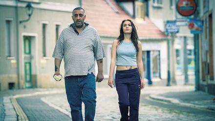 Nabil (Kida Khodr Ramadan) und Tochter Juju (Emma Drogunova) machen die Brandenburger Provinz unsicher.