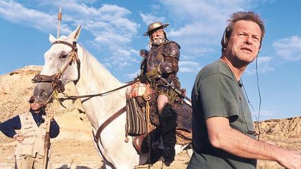Terry Gilliam (re., neben Jean Rochefort) bei den chaotischen Dreharbeiten seines „Don Quijote“-Films vor zwanzig Jahren.